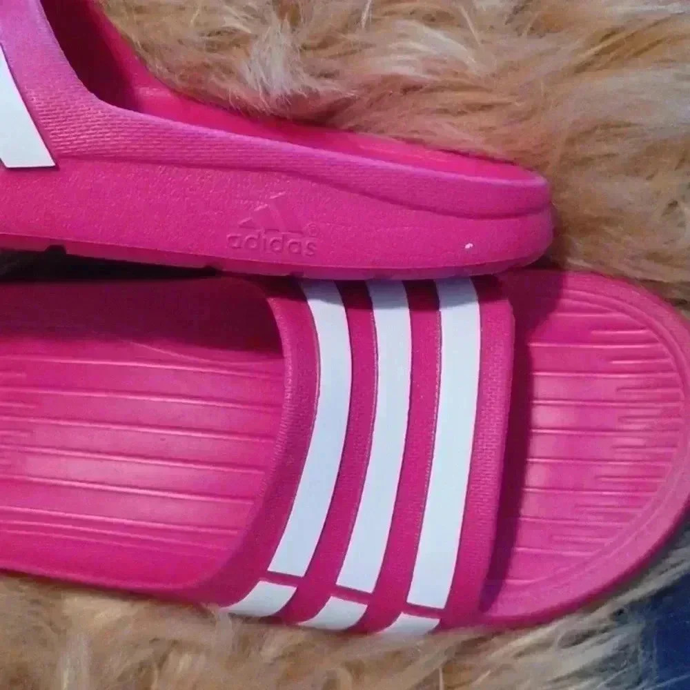 GIRL'S Adidas slides - Picture 7 of 9